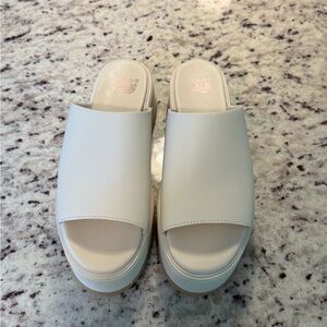 NWT- Sorel Evereve Day Spring Slide
Platform Sandal- Size 7